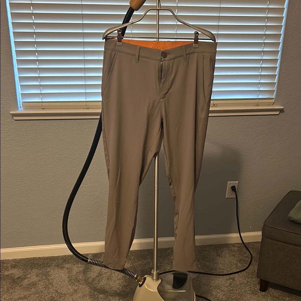 Classic Tan Straight-Leg Chinos for Business Casual